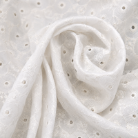 Tissu en mousseline de coton premium brodé à la dentelle florale ajourée pour robes, kurtis, dupattas et confection de vêtements de mariage pour femmes - Exportation