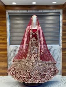 Ensemble de lehenga de mariée rouge en tissu filet, orné de broderies lourdes en or Tilla et de sequins, tenue de mariage longue avec dupatta pour femme - Product Image 1