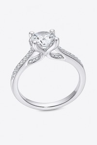Anillo de compromiso de plata 925 para mujer con diamante de corte brillante redondo, engaste de puntas y detalles pavé, estilo clásico - Product Image 3
