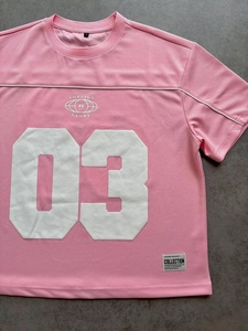 เสื้อยืดคอกลมผ้าตาข่ายระบายอากาศคุณภาพสูงแบบ OEM สกรีนลายละเอียดแน่นหมายเลข 03 พร้อมดีเทลการตกแต่งแบบ Piping สไตล์สตรีทแวร์ - Product Image 4