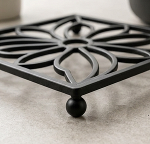 Trípode Cuadrado de Metal Negro con Diseño Floral, Soporte Anti-Calor para Ollas, para Mesa de Comedor, 4 Patas Esquineras - Product Image 5