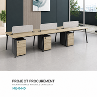 Poste de travail de bureau moderne pour 6 personnes avec rangements, écrans d'intimité gris, plateaux en bois grainé, cadre noir incliné et pieds mobiles
