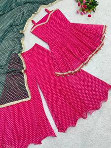 ชุดสาหรี่กะมีซผ้าจอร์เจียต์ลายพิมพ์แบนดานีสีชมพูทันสมัยสำหรับผู้หญิงจาก LD CREATION พร้อมผ้าคลุมไหล่ขอบลูกไม้สีทอง ไม่ยับ ใช้ได้ทุกฤดู - Product Image 4