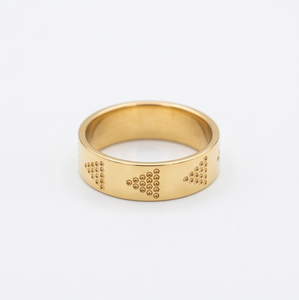 DIVYORO Anillo clásico para hombre chapado en oro de 22 quilates con diseño de flecha punteada - Product Image 1