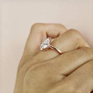 Anillo de Compromiso con Moissanita Corte Pera, Oro Rosa de 14K, Halo, Regalo de Boda y Aniversario, Anillo de Promesa para Ella, RITZIN - Product Image 6