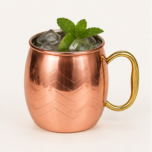 Mug à Moscow Mule en cuivre pur fait main avec poignée en laiton massif, design martelé élégant, mug en forme de baril pour cocktails et bière - Product Image 2