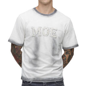 T-shirt pour homme avec logo appliqué sur la poitrine, coton teint en pièce, style streetwear, coupe slim, production en gros OEM - Product Image 1