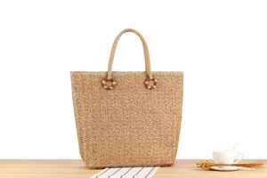 Complementa tu guardarropa para días soleados con este elegante bolso de hilo natural diseñado para un confort de lujo y una estética atemporal. - Product Image 4