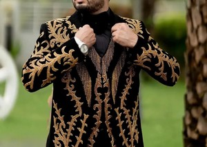 Costume pour homme en velours noir brodé avec détails dorés – Ensemble de blazer de smoking de créateur pour marié, idéal pour les fêtes et les réceptions - Product Image 2