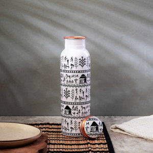Bouteille d'eau en cuivre au design floral élégant avec finition émaillée, idéale pour l'hydratation quotidienne et les bienfaits ayurvédiques pour la santé - Product Image 2
