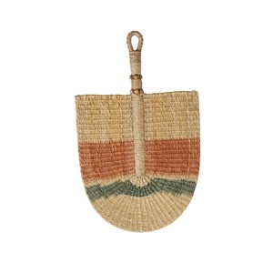 Abanico de mano ecológico de hierba marina tejida naturalmente con rayas verde oscuro y color óxido, abanico tradicional para refrescarse en verano y decorar. - Product Image 2