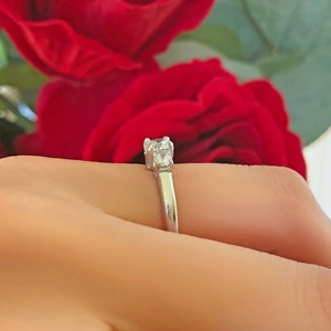 Anillo de Compromiso de Moissanita de Tres Piedras para Mujer, Corte Redondo, Anillo de Boda, Joyería de Diamantes Cultivados en Laboratorio - Product Image 4