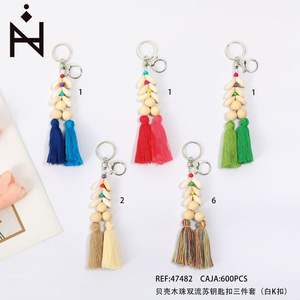 Juego de llaveros de tres piezas con borlas dobles de cuentas de madera y hebilla K blanca, accesorios para llaves de coche LLAVERO - Product Image 1