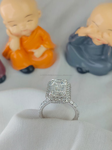 Bague en diamant taille émeraude avec pierres latérales en or blanc, conçue pour une élégance intemporelle, des lignes épurées et un look luxueux raffiné - Product Image 4