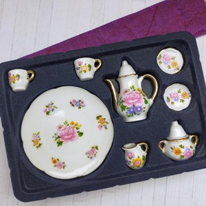 Accessoires miniatures pour maison de poupée, service à thé en céramique florale avec théière, tasses, soucoupes, assiette, motif de fleurs peintes, cadeau pour les 14 ans et plus - Product Image 1