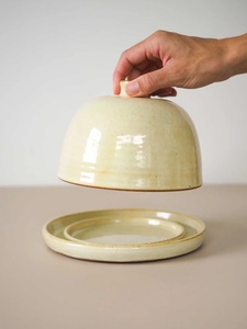 Boîte à beurre minimaliste en forme de dôme avec couvercle à poignée, plat de service profond, finition émaillée lisse, élégante boîte à beurre de cuisine - Product Image 2