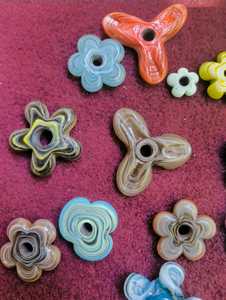 Cuentas de Vidrio con Forma de Flor, Hechas a Mano, Acabado Esmerilado, con Orificio Central, para la Creación de Joyería, Manualidades y Decoración - Product Image 5