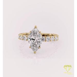 Bague de fiançailles minimaliste solitaire en or blanc avec diamant de laboratoire taille émeraude et bande pavée de diamants - Product Image 6