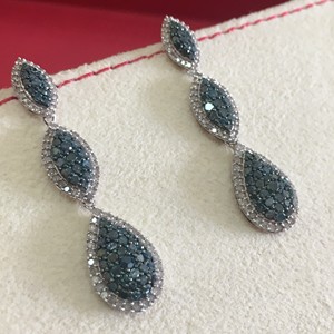 Pendientes Colgantes de Diamantes Naturales Azules y Blancos de Corte Redondo de 2.09 Quilates con Plata de Ley 925 para Mujer - Product Image 1