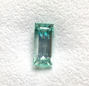 Piedra de esmeralda verde natural de 6.57 quilates con corte baguette para la elaboración de joyería fina. - Product Image 1