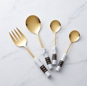 Juego de Cubiertos Chapados en Oro con Mango de Mármol, Acabado Espejo, Estilo Glamuroso, Aptos para Lavavajillas, Cucharas y Tenedores de Mango Largo - Product Image 1