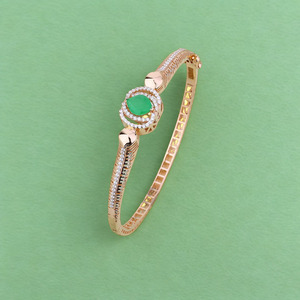Elegante Brazalete de Oro Rosa para Mujer con Piedra Verde en el Centro, Brazalete de Diseño, Joyería de Moda Femenina, Ligero y Chic - Product Image 4