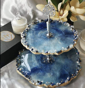 Support à gâteau à deux niveaux en résine époxy fait main, motif agate bleue, forme irrégulière, décoration d'intérieur, thème floral - Product Image 1