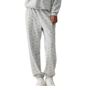 กางเกงวอร์มพิมพ์ลายสีเทาสำหรับผู้หญิง เอวยางยืด สวมใส่สบาย ผลิตจากผ้าฝ้าย รับผลิตตามแบบ พร้อมสกรีนโลโก้ ขายส่ง OEM - Product Image 5