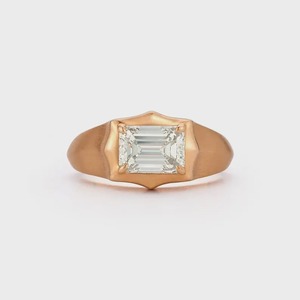 แหวนหมั้นผู้หญิงทรงเอเมอรัลด์ 14K และ 18K เพชรเลี้ยงในห้องปฏิบัติการ ทองขัดเงา ขอบมีด ดีไซน์ทันสมัย รับรองโดย IGI ระดับ VVS2 - Product Image 4