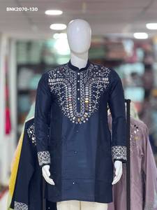 Nueva colección de kurta corta de manga larga con yoke y trabajo de espejo en seda pura y pantalón de algodón, proveedor de la India. - Product Image 4