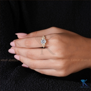 Anillos de compromiso con racimo de diamantes redondos E VVS2 cultivados en laboratorio, en oro macizo, joyería nupcial fina personalizada para uso diario. - Product Image 6