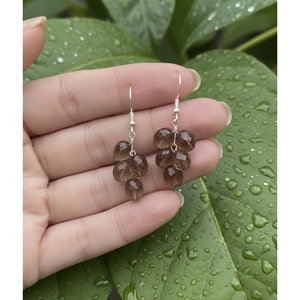 Vente en gros de boucles d'oreilles pendantes en argent sterling 925 avec quartz fumé, bijoux artisanaux de mode en provenance de Jaipur, Inde - Product Image 1