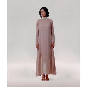 เดรสลำลองสไตล์มินิมอลสีบลัชออน ผ้าเนื้อเรียบหรู ยาวพิเศษ ทรงทันสมัย เหมาะสำหรับใส่ไปออฟฟิศ งานเลี้ยงอาหารเช้า และใส่ลำลอง - Product Image 3