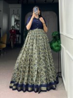 Robe longue élégante en Chanderi avec veste courte de créateur, imprimé floral, bordure Zari, coupe évasée quatre mètres (BMU 5011)
