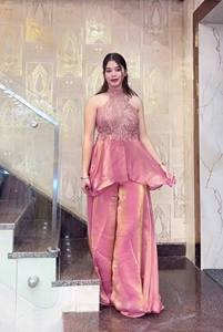 ชุดชาราร่าผ้าไหมสีชมพูสำหรับผู้หญิง ดีไซน์หรูหรา พร้อมเสื้อปักลายคอแบบผูก และกางเกงขายาวทรงปาลาซโซ เหมาะสำหรับงานปาร์ตี้ - Product Image 1