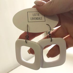 Boucles d'oreilles à clip en résine géométriques ovales, carrées, en forme de cœur et de papillon pour femmes, style classique pour les fêtes - Product Image 4
