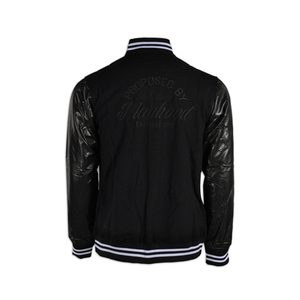 Veste de baseball universitaire en cuir noir à manches ajustées, personnalisable avec logo, vente en gros, collection automne - Product Image 2
