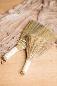Escoba pequeña de hierba de tigre con recogedor para uso doméstico en la cocina - Materiales naturales, hecha a mano, para limpieza de suelos, mini escobas de paja y hierba - Product Image 2