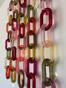 Grande sculpture colorée en résine époxy transparente, faite à la main, motif maillons de chaîne, décoration murale, projets DIY, séparateur de pièce ange - Product Image 1