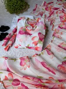 Magnifique robe de créateur confectionnée en tissu Organza Taby Silk de qualité supérieure. Cette robe présente un élégant imprimé floral numérique. - Product Image 1