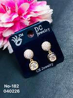 Boucles d'oreilles clous tendance en acier inoxydable plaqué or avec zircon cubique, design géométrique, nouvelle collection 2026, luxe léger, pour femme, idéales pour un anniversaire