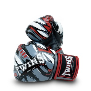 นวมชกมวยไทย Twins รุ่น Professional Lightweight Stretch น้ำหนักเบา ผลิตจากหนังวัวแท้ พร้อมโลโก้สั่งทำพิเศษ สำหรับฝึกซ้อมเตะต่อย - Product Image 2