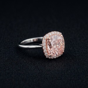 Anillo de Diamante Corte Cojín Rosa Fantasía Certificado IGI Oro Blanco de 10k para Mujer, Regalo de Boda y Compromiso con Corte Brillante Redondo - Product Image 3