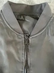 เสื้อแจ็คเก็ตบอมเบอร์สีเทาสำหรับผู้ชาย คอตั้ง ปิดด้วยซิป สไตล์ลำลอง ทรงปกติ ผลิตจากโพลีเอสเตอร์ สีพื้น ใส่ได้ในฤดูใบไม้ร่วง - Product Image 3