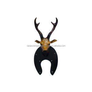 Statue élégante suspendue en cuir décorative avec tête de cerf et six crochets à clés, idéale pour l'entrée du bureau et de la maison. - Product Image 4