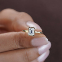 Bague de fiançailles en moissanite taille émeraude 1,00 carat, or jaune massif 18 carats, sertissage clos, tendance, Vana Jewels MR67, mariage simple