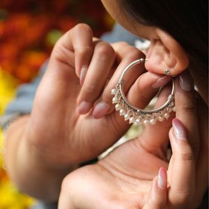 Boucles d'oreilles tendance Meera Jaipur élégantes en argent sterling 925 avec perles rondes blanches de qualité AAA - Product Image 2