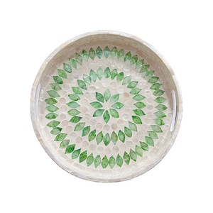Bandeja de servir hecha a mano con incrustaciones de nácar verde y marfil. - Product Image 2