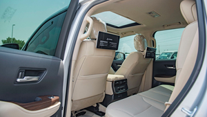 Toyota Land Cruiser LC300 GXR 3.3D essence turbo, transmission automatique, moteur 3.3 litres, 4x4, conduite à gauche, modèle 2022, neuf. - Product Image 5