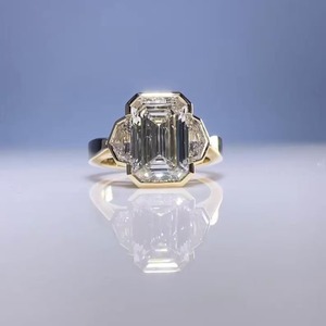 Anillo de Compromiso con Corte Esmeralda y Engaste de Bisel, Oro Amarillo de 14K, Certificado IGI, Claridad VVS+, Diamante Cultivado en Laboratorio de 3.00CT, Estilo Minimalista - Product Image 1